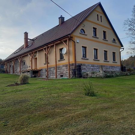 U tátovy lípy Apartamento Jívka Exterior foto